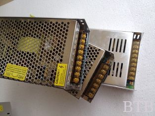 الصين 12 فولت 5A 4CH التبديل مصدر الطاقة، متعددة القنوات البلاستيكية مصدر الطاقة CCTV المزود