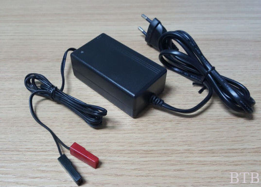 13.8-14.6V/1.0A شاحن البطارية للبطارية SLA 12V المزود